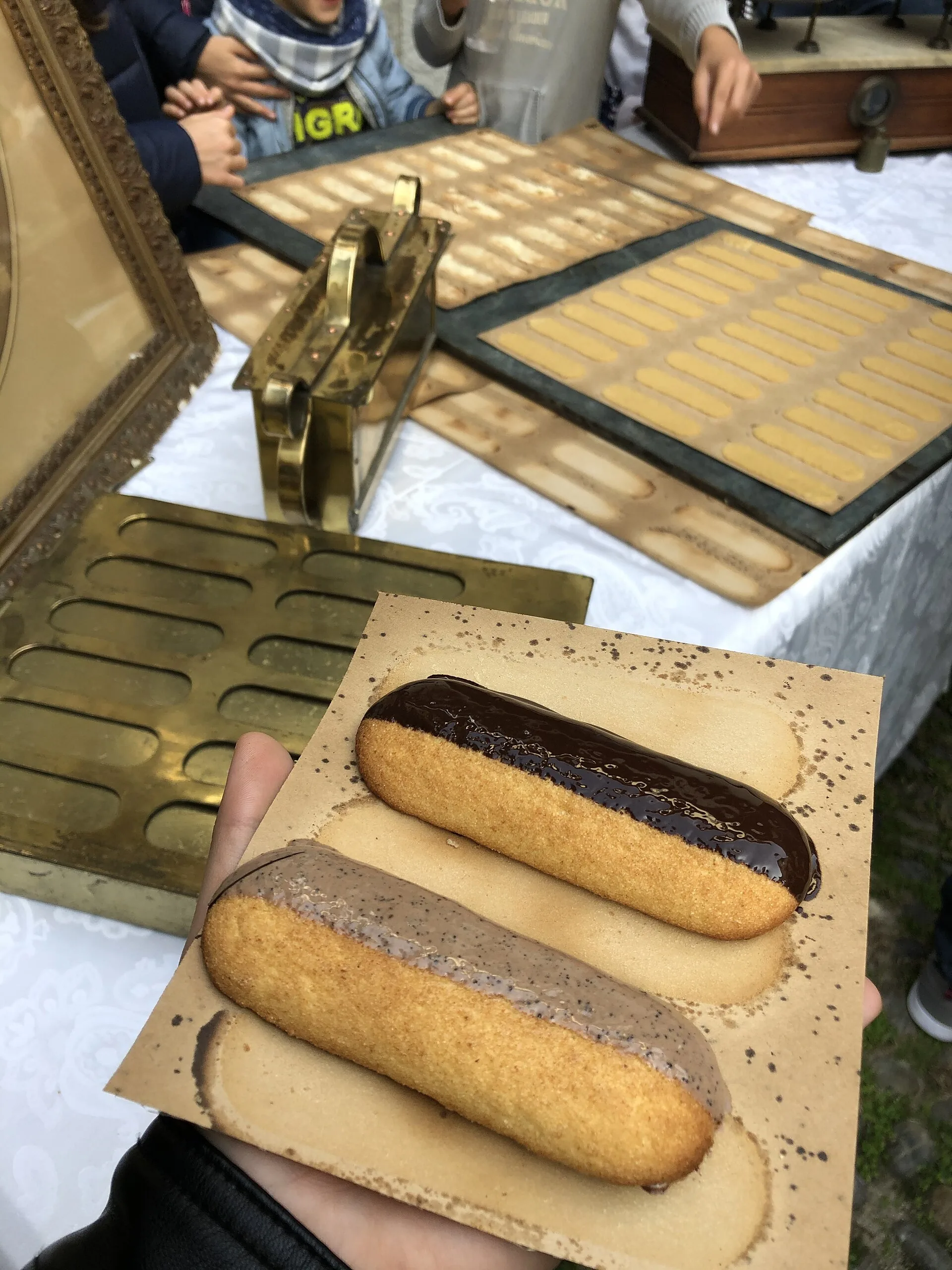 Biscottini di Novara appena sformati accanto allo stampo tradizionale