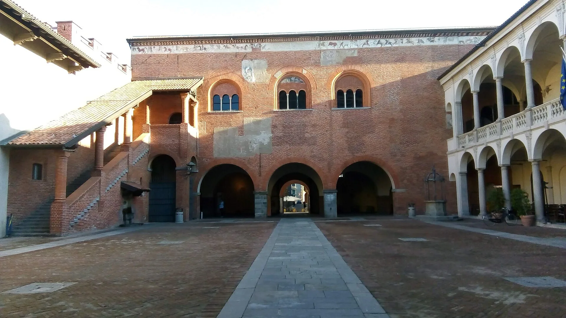 Il cortile del Broletto di Novara con i portici e le logge