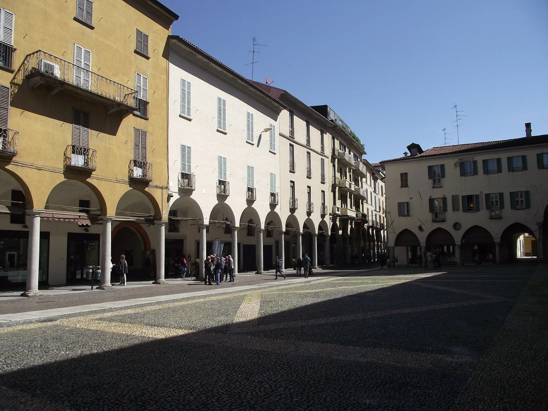 Piazza della Repubblica a Novara con i portici e i palazzi storici