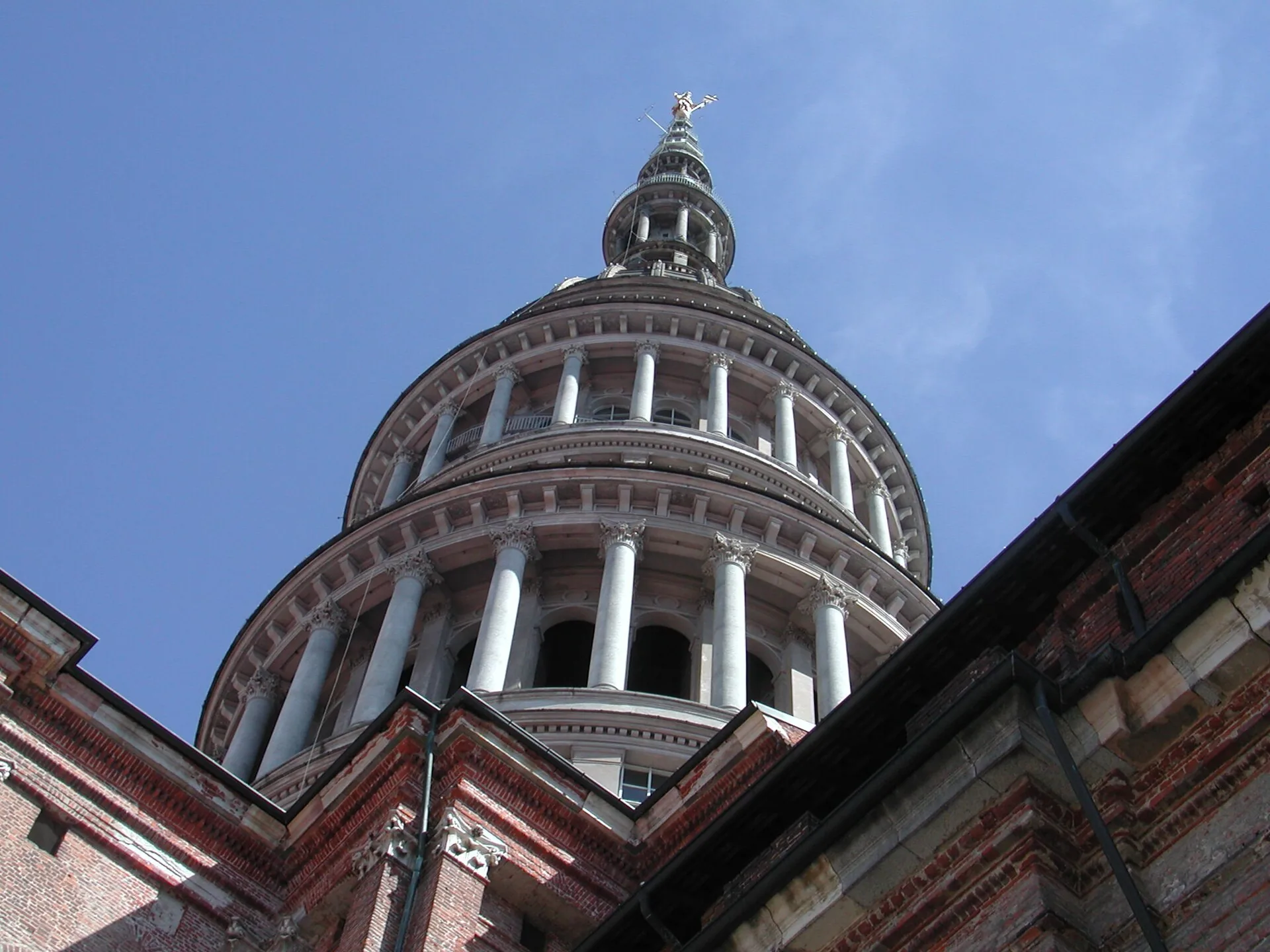 La cupola antonelliana della Basilica di San Gaudenzio vista dal basso