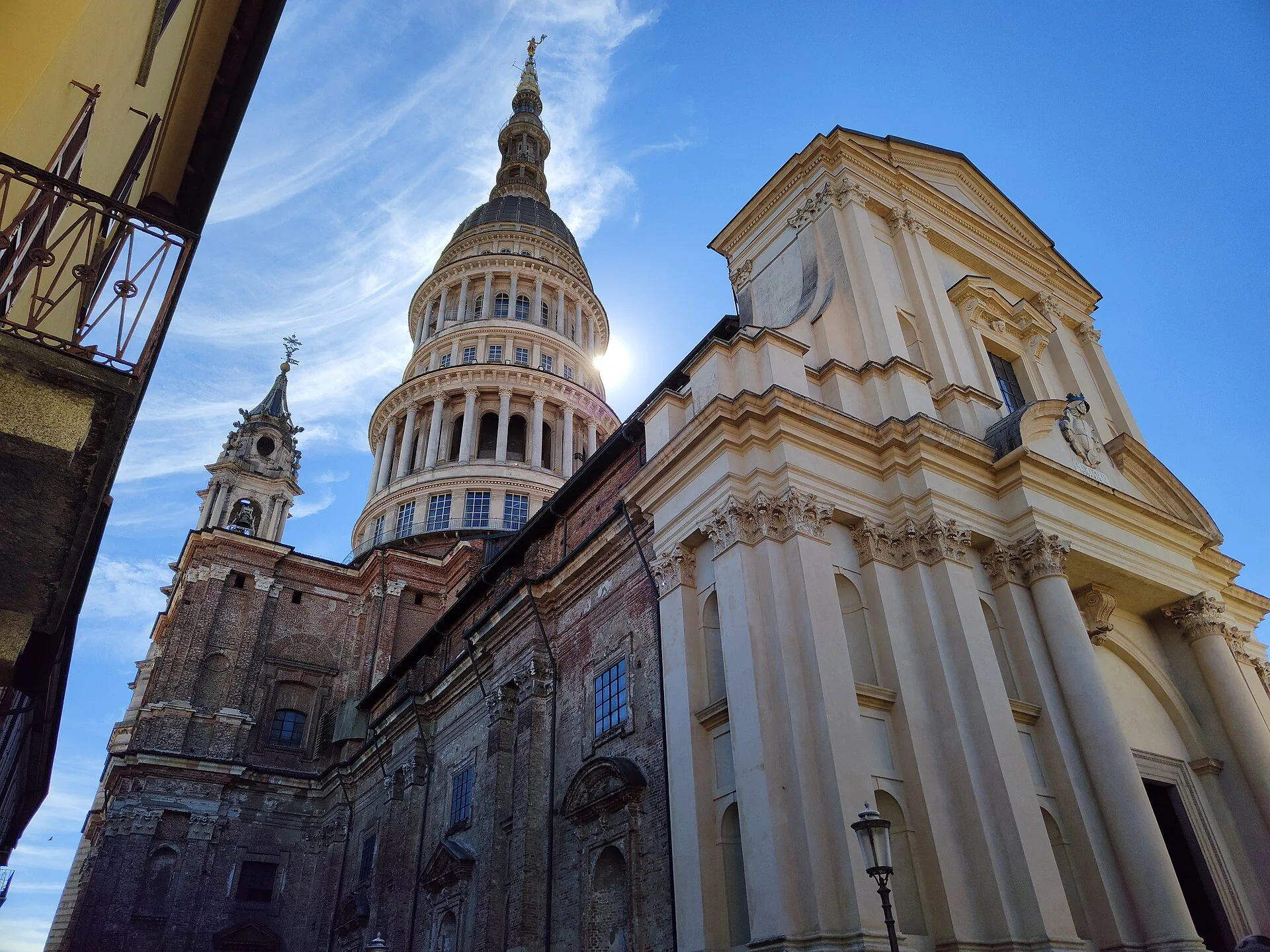 La facciata della Basilica di San Gaudenzio a Novara con la cupola sullo sfondo