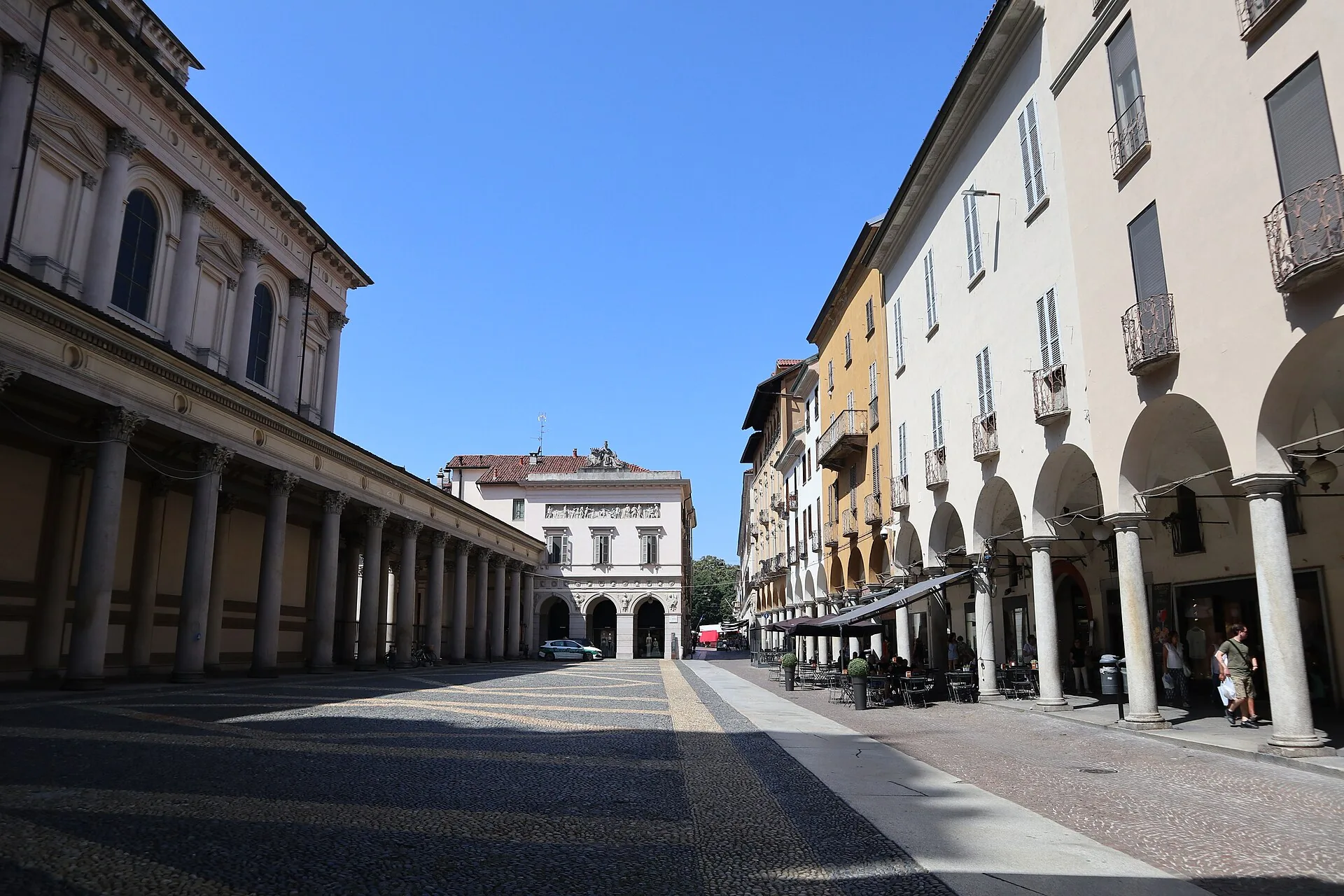 I portici di Piazza della Repubblica a Novara con i negozi