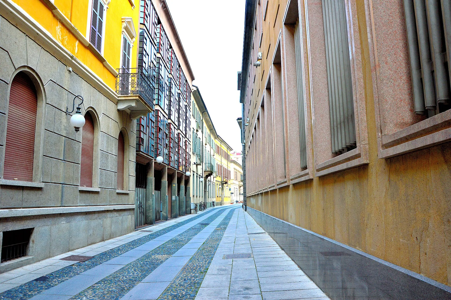 Una via pedonale del centro di Novara tra i palazzi colorati