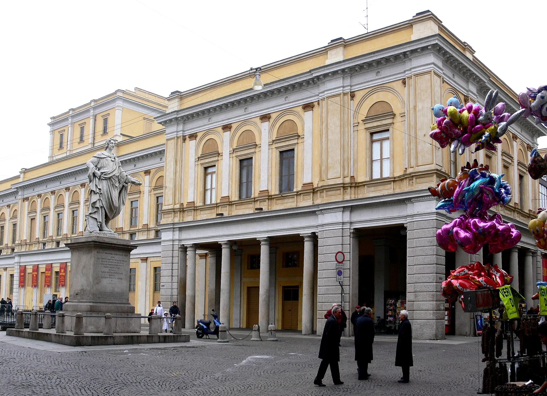 La facciata del Teatro Coccia di Novara con il monumento davanti